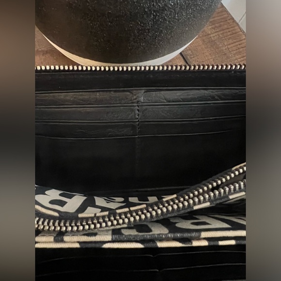 Marc Jacobs Zip Around Wallet - Picture 4 of 13